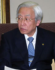 小枝 至 氏