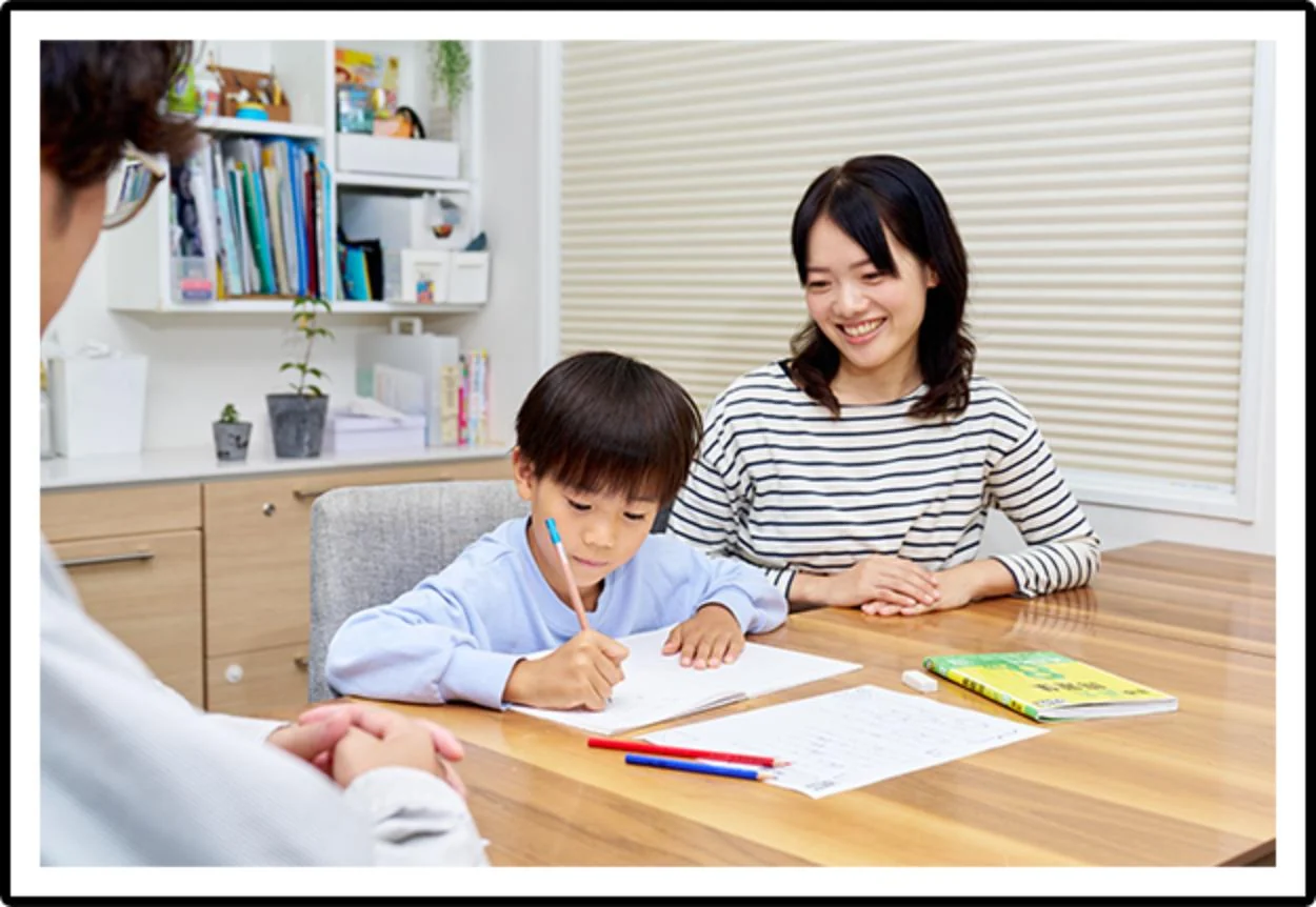 親子で漢字の学習に取り組む様子