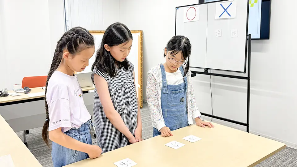 子ども漢検リポーターがワークをする様子