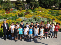 写真3:FBC(フラワーブラボーコンクール)メイン花壇前の児童
