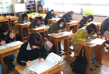 写真3:保護者の方々の受検の様子