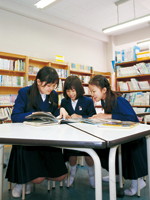 写真4:図書館での児童の様子
