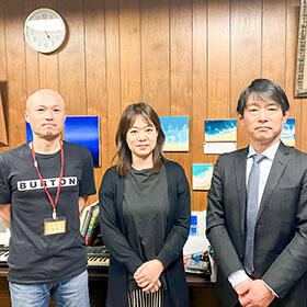学校長　河口 尚志 様（写真：右）PTA会長　曽田 範子 様（写真：中央）PTA役員　今村 尚徳 様（写真：左）