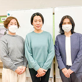 副校長　安藤 様（写真：右）新宿スクールサポート　コーディネーター　 福井 様（写真：左）、片山 様（写真：中央）