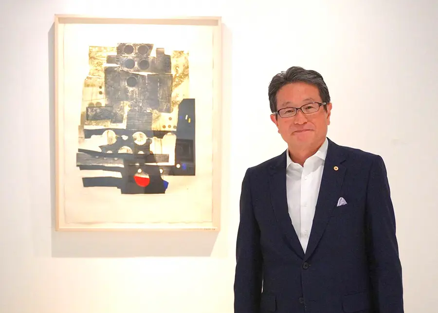 絵画の前に立つ桜井 伝治さん